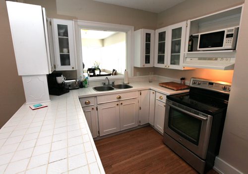 Kitchen, 490 Kingsway in Crescentwood, See Todd's story.  January 11, 2016 - (Phil Hossack / Winnipeg Free Press)