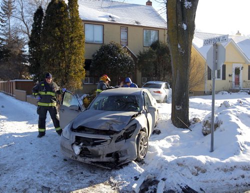 MVC Montrose and Corydon. 2 cars involved. No injuries. Car hit house. BORIS MINKEVICH / WINNIPEG FREE PRESS January 15, 2016