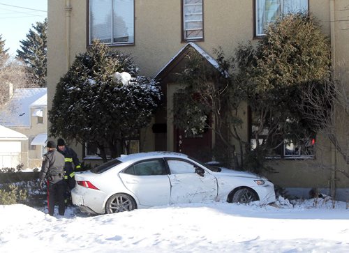 MVC Montrose and Corydon. 2 cars involved. No injuries. Car hit house. BORIS MINKEVICH / WINNIPEG FREE PRESS January 15, 2016