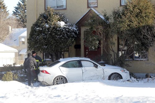 MVC Montrose and Corydon. 2 cars involved. No injuries. Car hit house. BORIS MINKEVICH / WINNIPEG FREE PRESS January 15, 2016