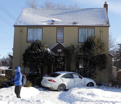 MVC Montrose and Corydon. 2 cars involved. No injuries. Car hit house. BORIS MINKEVICH / WINNIPEG FREE PRESS January 15, 2016