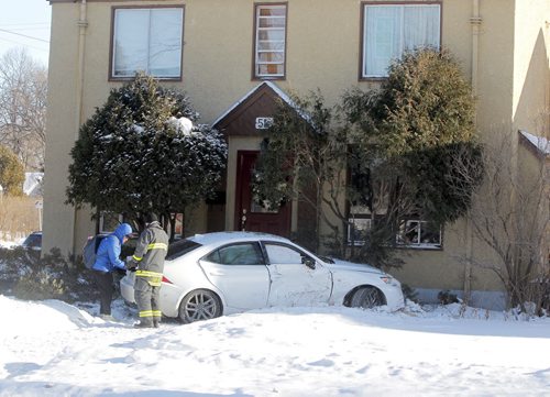 MVC Montrose and Corydon. 2 cars involved. No injuries. Car hit house. BORIS MINKEVICH / WINNIPEG FREE PRESS January 15, 2016