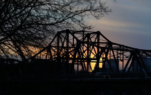 The sun sets behind the Louise Bridge, Saturday, January 16, 2016. (TREVOR HAGAN/WINNIPEG FREE PRESS)