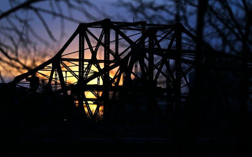 The sun sets behind the Louise Bridge, Saturday, January 16, 2016. (TREVOR HAGAN/WINNIPEG FREE PRESS)