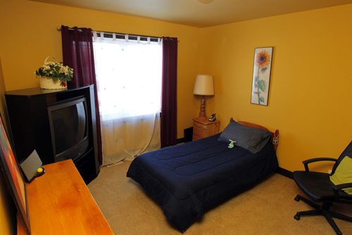 USED HOMES - 50 Sterling Avenue in St. Vital. Extra bedroom. BORIS MINKEVICH / WINNIPEG FREE PRESS January 19, 2016