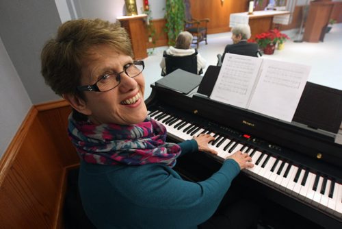 Arlene Shultz volunteers playing piano at the Misericordia- 44 Furby st , Winnipeg  - See Volunteer column- Jan 26, 2016   (JOE BRYKSA / WINNIPEG FREE PRESS)