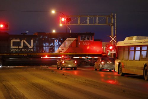 January 26, 2016 - 160126  -  Traffic at the Waverley CN Rail crossing Tuesday, January 26, 2016. John Woods / Winnipeg Free Press