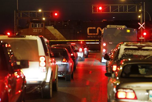 January 26, 2016 - 160126  -  Traffic at the Waverley CN Rail crossing Tuesday, January 26, 2016. John Woods / Winnipeg Free Press