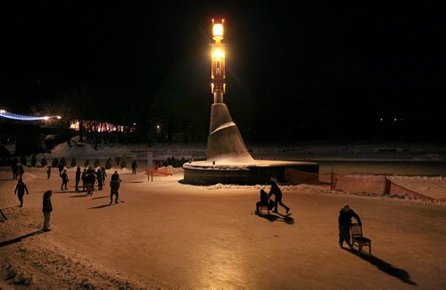 STAND-UP Skaters circle the harbor light at the Forks Friday evening, while the entire River trail is not yet open and warming huts still sit on shore due to warm weather and insufficient ice conditions, skaters still enjoyed the hockey rink and skating pond where the Red and ssinaboine Rivers meet. January 29, 2016 - (Phil Hossack / Winnipeg Free Press)