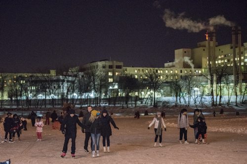 DAVID LIPNOWSKI / WINNIPEG FREE PRESS 160130  People skate on the river trail Saturday January 30, 2016.