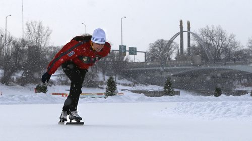 Susan Auch Olympic Speed skating medallist skates on the Red River Mutual Trail Monday. Geoff Kirbyson story Wayne Glowacki / Winnipeg Free Press Feb.1 2016