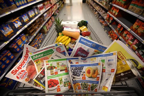Biz Story on multiple options for people to buy groceries.  Pictures of grocery cart in aisle with store flyers.  Photos taken at Walmart.   February 03, 2016 Ruth Bonneville / Winnipeg Free Press