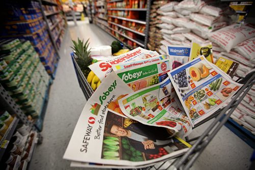Biz Story on multiple options for people to buy groceries.  Pictures of grocery cart in aisle with store flyers.  Photos taken at Walmart.    February 03, 2016 Ruth Bonneville / Winnipeg Free Press