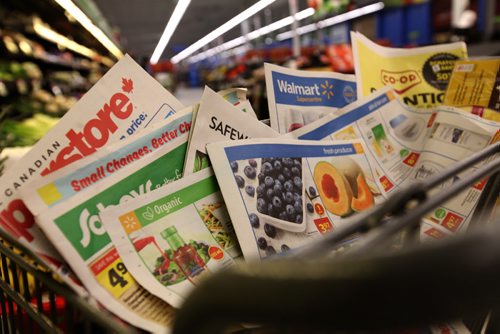 Biz Story on multiple options for people to buy groceries.  Pictures of grocery cart in aisle with store flyers.  Photos taken at Walmart.   February 03, 2016 Ruth Bonneville / Winnipeg Free Press