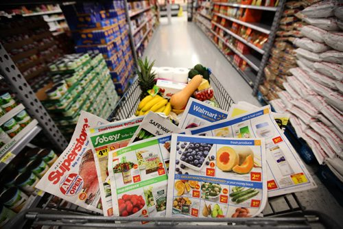 Biz Story on multiple options for people to buy groceries.  Pictures of grocery cart in aisle with store flyers.  Photos taken at Walmart.   February 03, 2016 Ruth Bonneville / Winnipeg Free Press