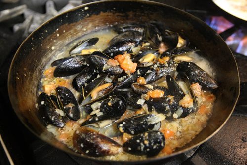 In Fernos Bistro- 312 Des Meurons St- Mussels cooking-See David Sanderson This City Feature  Feb 04, 2016   (JOE BRYKSA / WINNIPEG FREE PRESS)