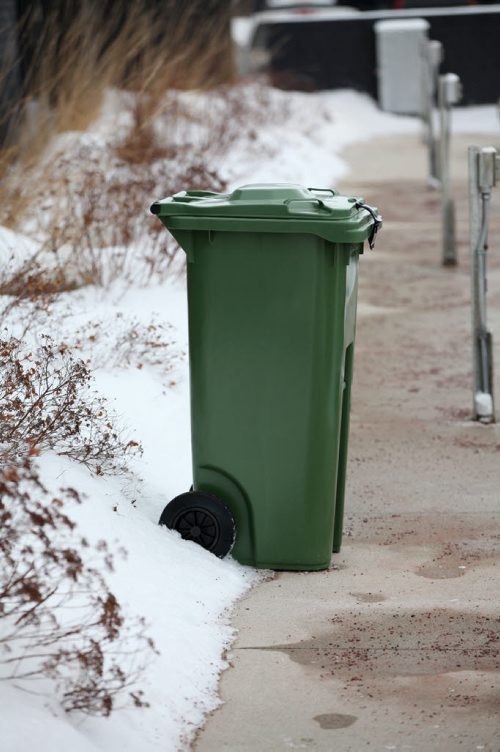 City of Winnipeg Curb-side Compost bin.    February 05, 2016 Ruth Bonneville / Winnipeg Free Press