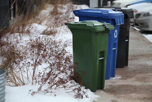 City of Winnipeg Curb-side Compost bin.    February 05, 2016 Ruth Bonneville / Winnipeg Free Press