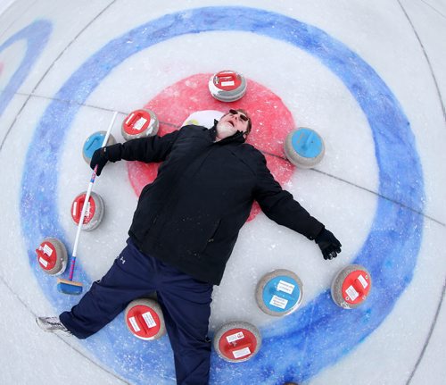 Doug Speirs participates in the media challenge prior to the Ironman Outdoor Curling Bonspiel at The Forks, Friday, February 5, 2016. (TREVOR HAGAN/WINNIPEG FREE PRESS)