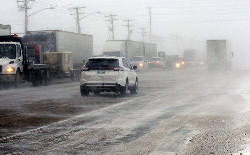 Long line ups of traffic on Hyw 1 West in Headingley,Mainitoba- Traffic heading from Portage La Prairie into this city after officials reopened highway after storm  -Breaking News- Feb 08, 2016   (JOE BRYKSA / WINNIPEG FREE PRESS)