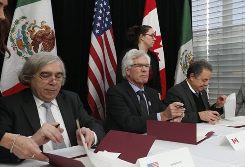 In centre, Jim Carr, Minister of Natural Resources hosted a meeting with Mexicos Secretary of Energy, Pedro Joaquín Coldwell at right, and Dr. Ernest Moniz, the United States Secretary of Energy in Winnipeg for a North American Energy Ministers Meeting in Winnipeg. The news conference included a signing ceremony for a collaborative agreement.  Kristin Annable story Wayne Glowacki / Winnipeg Free Press Feb. 12 2016