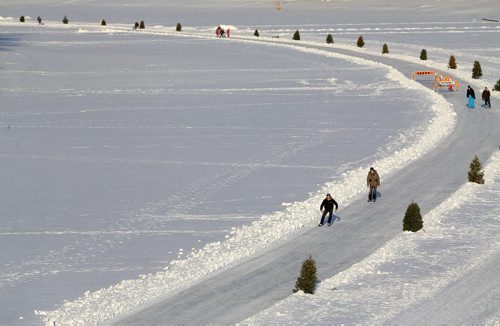 TREVOR HAGAN / WINNIPEG FREE PRESS The end of the skating trail on the Red River, seen from the St.Vital Bridge, Saturday, February 20, 2016.