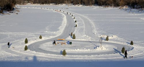 TREVOR HAGAN / WINNIPEG FREE PRESS The end of the skating trail on the Red River, seen from the St.Vital Bridge, Saturday, February 20, 2016.