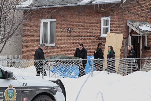 MIKE DEAL / WINNIPEG FREE PRESS Winnipeg Police Service officers and the ME's office remove a body from a house on Pritchard Ave Monday afternoon.   160222 February 22, 2016