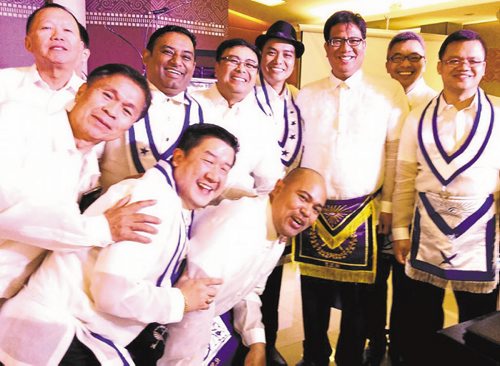 Canstar Community News Photo by Reyn Cruz Arnold Calambacan Sr. (third from left), a visiting brother from Winnipeg, posed last month with members and officers of Urdaneta Lodge No. 302 in Urdaneta City, Philippines, after attending the lodges annual installation ceremony.