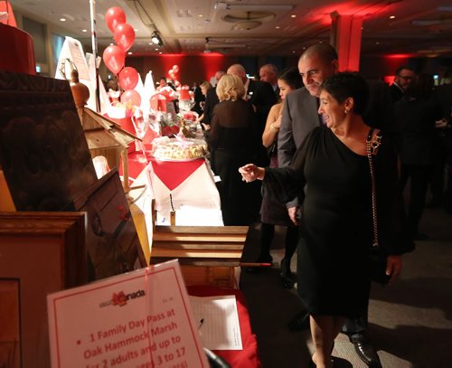 JASON HALSTEAD / WINNIPEG FREE PRESS Attendees check out the silent auction table at the Alzheimer Society of Manitobas A Night to Remember fundraising gala at the RBC Convention Centre Winnipeg on Feb. 11, 2016. (See Social Page)