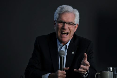 MIKE DEAL / WINNIPEG FREE PRESS Jim Carr Federal Minister of Natural Resources talks to the Winnipeg Free Press Editorial Board at the Newscafe Monday morning.  160229 Monday, February 29, 2016