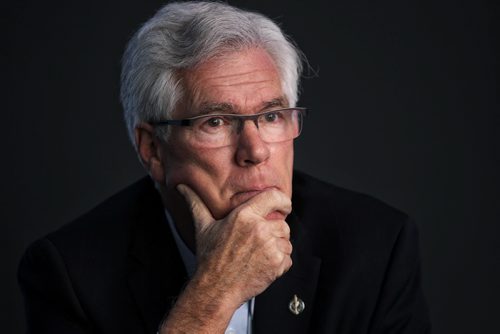 MIKE DEAL / WINNIPEG FREE PRESS Jim Carr Federal Minister of Natural Resources talks to the Winnipeg Free Press Editorial Board at the Newscafe Monday morning.  160229 Monday, February 29, 2016