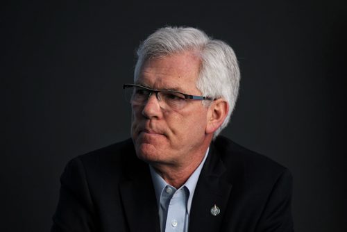 MIKE DEAL / WINNIPEG FREE PRESS Jim Carr Federal Minister of Natural Resources talks to the Winnipeg Free Press Editorial Board at the Newscafe Monday morning.  160229 Monday, February 29, 2016