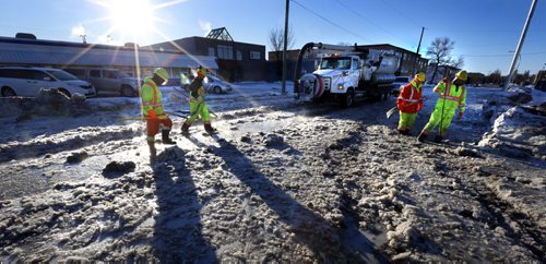 WAYNE GLOWACKI / WINNIPEG FREE PRESS 
    City crew working on Berry St. near St. Matthews Ave. Tuesday morning after a large water main break overnight. March 1 2016