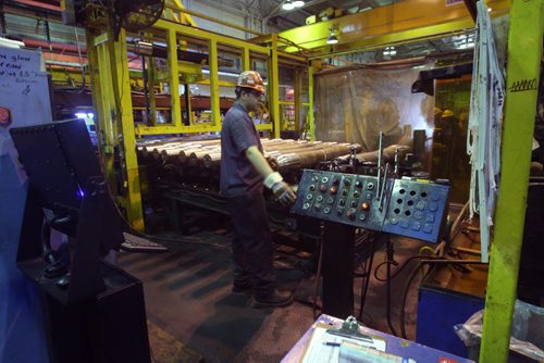 JOE BRYKSA / WINNIPEG FREE PRESSWorkers inside the CN Transcona Shops, March 07, 2016.(For FP files)