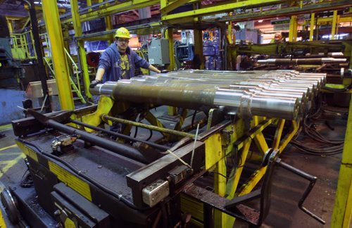 JOE BRYKSA / WINNIPEG FREE PRESSWorkers inside the CN Transcona Shops, March 07, 2016.(For FP files)