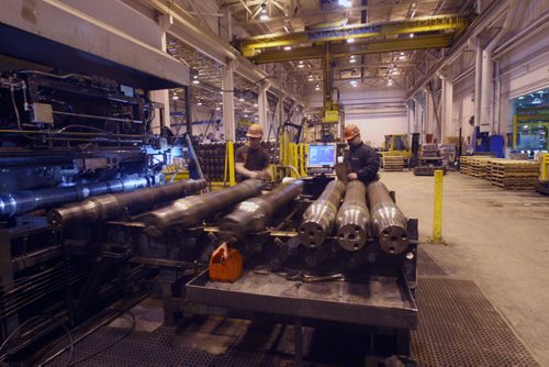 JOE BRYKSA / WINNIPEG FREE PRESSWorkers inside the CN Transcona Shops, March 07, 2016.(For FP files)