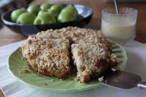 RUTH BONNEVILLE / WINNIPEG FREE PRESS ENT - Recipe Swap Irish apple crumble cake and custard sauce.   March 10, 2016