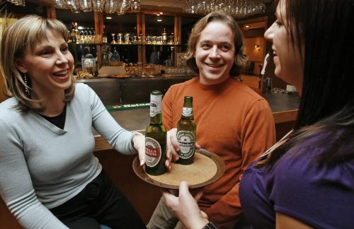 John Woods / Winnipeg Free Press / February 29, 2008- 080229  - Megan Adams, Rob Hester, are served up some premium beers by Kyla Michalski at the Winnipeg Winter Club Friday February 29/08.   Manitobans are choosing premium beers as a status symbol.