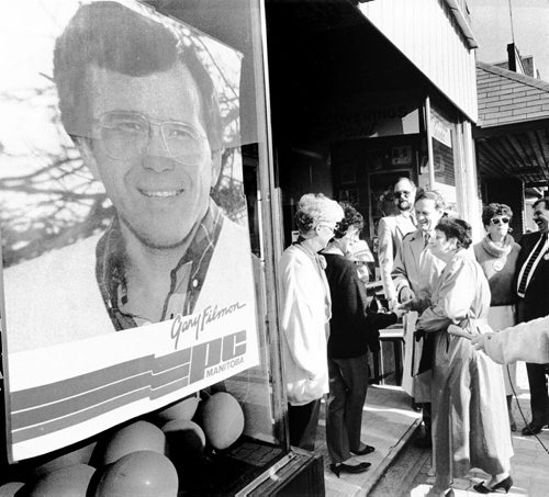 GLENN OLSEN / WINNIPEG FREE PRESS  Workers at Conservative headquarters in The Pas leave their jobs to greet Liberals Sharon Carstairs and Jean Chretien. April 16, 1988  1988 Manitoba Provincial Election