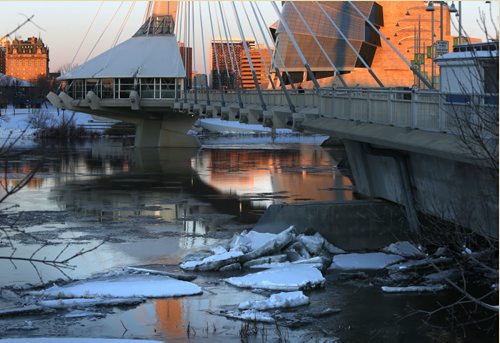 WAYNE GLOWACKI / WINNIPEG FREE PRESS  Ice floes along the Red River at the Esplanade Riel Friday morning. For story on crest levels for city. March 18 2016