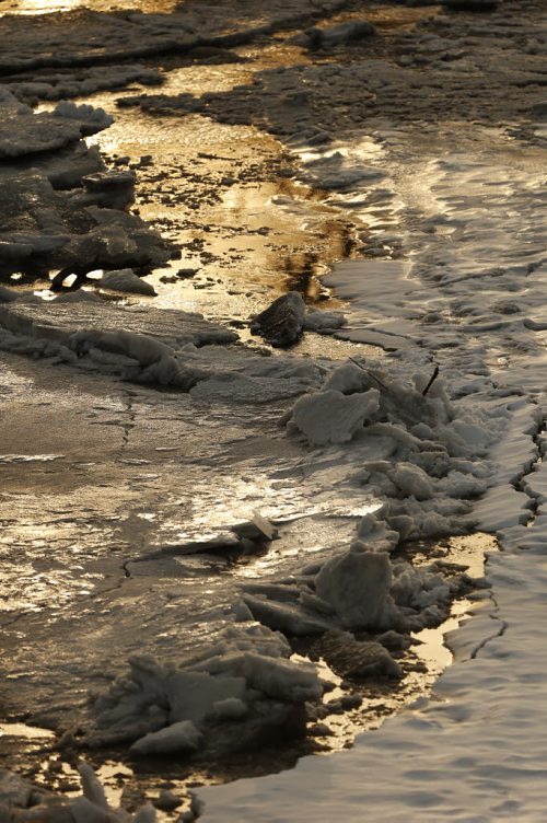 JOHN WOODS / WINNIPEG FREE PRESS Ice breaks up on the Assiniboine River in Winnipeg Sunday, March 20, 2016.