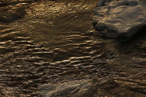 JOHN WOODS / WINNIPEG FREE PRESS Ice breaks up on the Assiniboine River in Winnipeg Sunday, March 20, 2016.