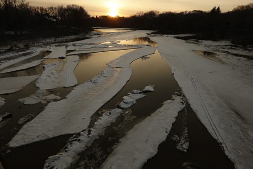 JOHN WOODS / WINNIPEG FREE PRESS Ice breaks up on the Assiniboine River in Winnipeg Sunday, March 20, 2016.