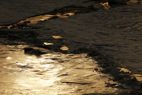 JOHN WOODS / WINNIPEG FREE PRESS Ice breaks up on the Assiniboine River in Winnipeg Sunday, March 20, 2016.