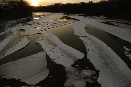 JOHN WOODS / WINNIPEG FREE PRESS Ice breaks up on the Assiniboine River in Winnipeg Sunday, March 20, 2016.