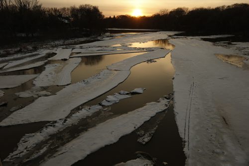 JOHN WOODS / WINNIPEG FREE PRESS Ice breaks up on the Assiniboine River in Winnipeg Sunday, March 20, 2016.