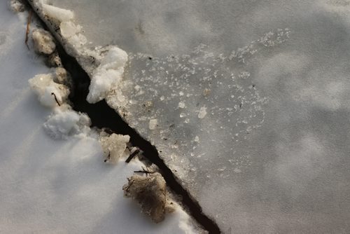 JOHN WOODS / WINNIPEG FREE PRESS Ice breaks up on the Assiniboine River in Winnipeg Sunday, March 20, 2016.