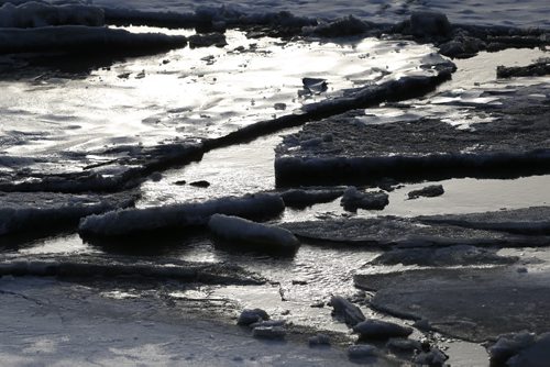 JOHN WOODS / WINNIPEG FREE PRESS Ice breaks up on the Assiniboine River in Winnipeg Sunday, March 20, 2016.