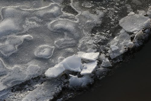 JOHN WOODS / WINNIPEG FREE PRESS Ice breaks up on the Assiniboine River in Winnipeg Sunday, March 20, 2016.